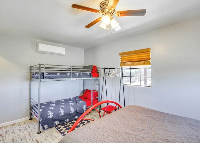 Dom wakacyjny Secluded W/ Viewing Decks + Privacy!